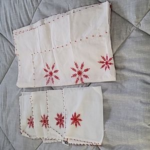 4 Christmas napkins and a table runner